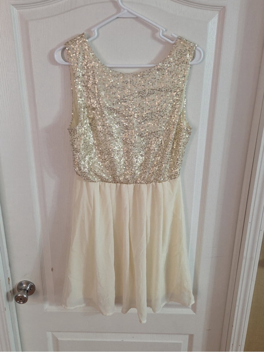 Ali & Kris Cream Sequin Sleeveless Dress Sz L. AG-53